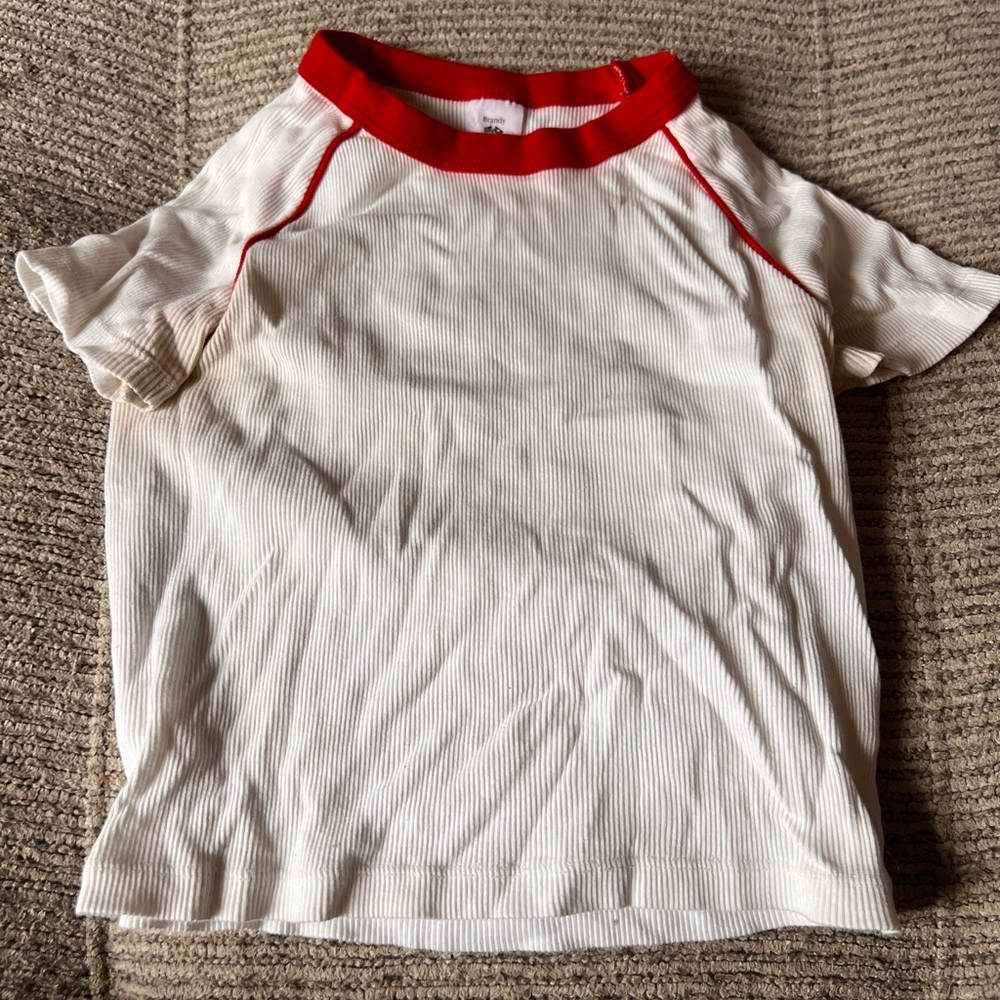 White ribbed shirt with red collar.